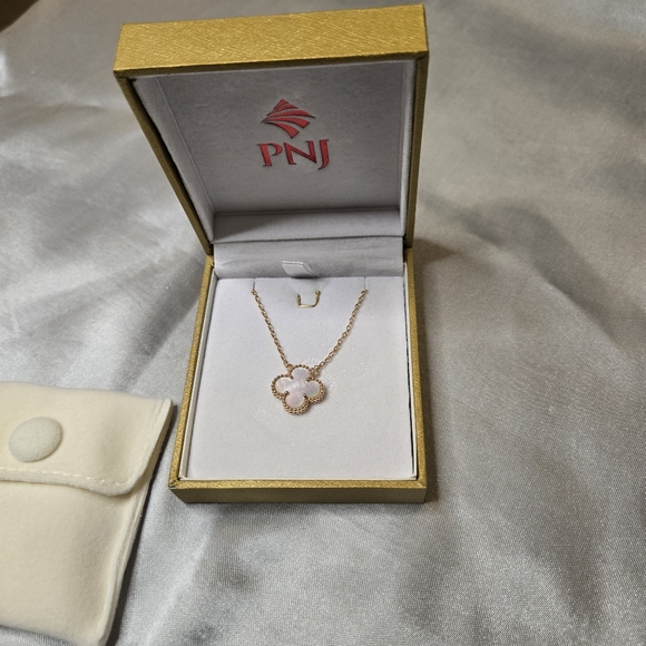 PNJ Women's 3-pc Pearl White Clover Set, Necklace, Bracelet, Post Earrings - Picture 3 of 7